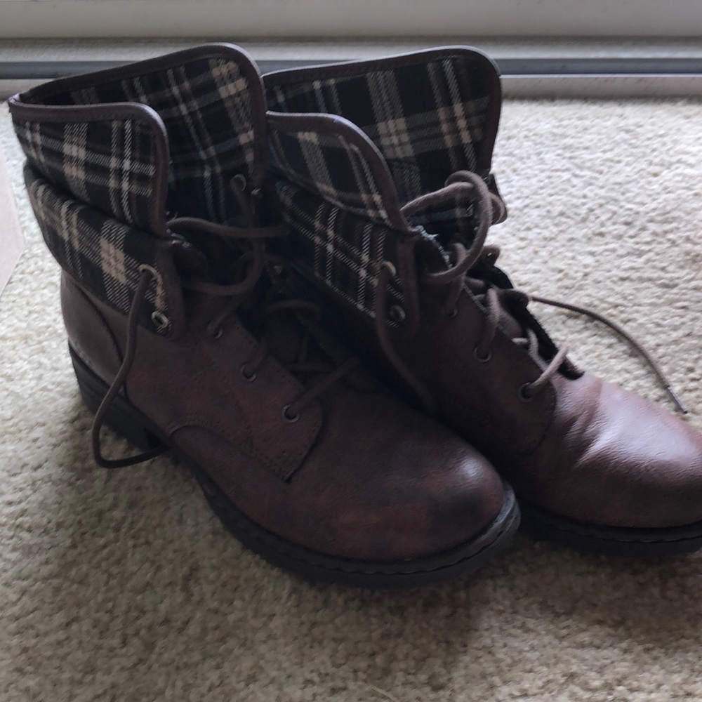 B.O.C. Brown boot with plaid lining